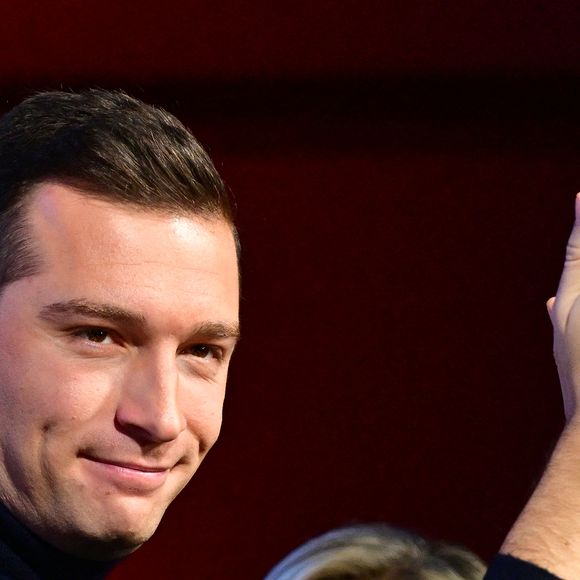 Jordan Bardella lors d'un meeting à Etrepagny le 15 décembre 2024 / © Christian Liewig / Bestimage