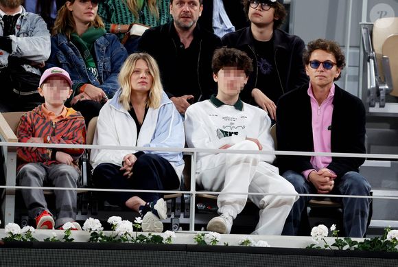 Le petit Isaac fait depuis le bonheur de sa famille. Une famille nombreuse et bien évidemment parfois bruyante comme le confie l'actrice

Le chanteur Raphaël, sa compagne Mélanie Thierry et leurs enfants Roman et Aliocha Haroche - Les célébrités dans les tribunes des Internationaux de France de tennis de Roland Garros 2024 à Paris, le 29 mai 2024. 
© Jacovides / Moreau / Bestimage