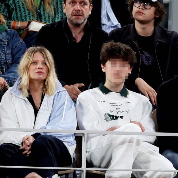 Le petit Isaac fait depuis le bonheur de sa famille. Une famille nombreuse et bien évidemment parfois bruyante comme le confie l'actrice

Le chanteur Raphaël, sa compagne Mélanie Thierry et leurs enfants Roman et Aliocha Haroche - Les célébrités dans les tribunes des Internationaux de France de tennis de Roland Garros 2024 à Paris, le 29 mai 2024. 
© Jacovides / Moreau / Bestimage