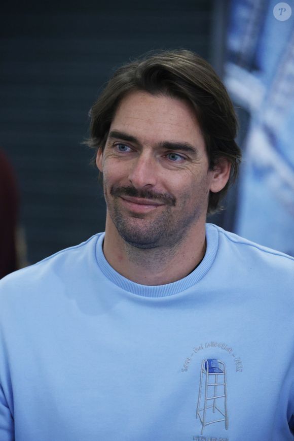 Exclusif -  Camille Lacourt en dédicace a Neuilly-Sur-Seine  le 9 novembre 2024. Agence / Bestimage