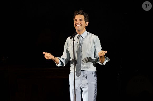 Marc-Olivier Fogiel est parti soutenir Mika lors du premier concert de sa tournée

Mika chantant pendant le Mika Tour 2025- au Festival Teneramente, Gardone Riviera, Italie, le 24 juillet 2025. Photo par Fabio Benato/LiveMedia/SPUS/ABACAPRESS.COM