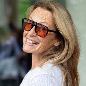 Elle s’y est rendue en sa qualité de marraine du concours Oceano pour Tous, à l’occasion d’une sortie en bateau avec des élèves engagés pour la protection de l’océan.

Estelle Lefébure au village lors des Internationaux de France de Tennis de Roland Garros 2026. Paris, le 2 juin 2026.
© Jacovides-Moreau / Bestimage