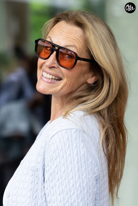 Elle s’y est rendue en sa qualité de marraine du concours Oceano pour Tous, à l’occasion d’une sortie en bateau avec des élèves engagés pour la protection de l’océan.

Estelle Lefébure au village lors des Internationaux de France de Tennis de Roland Garros 2026. Paris, le 2 juin 2026.
© Jacovides-Moreau / Bestimage