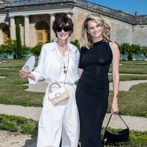 Ines de la Fressange et Violette d'Urso - VIP @ Défilé de mode Jacquemus dans les jardins de l’Orangerie à Versailles le 29 juin 2025. au photocall du défilé Jaquemus de la mode homme Printemps/Été 2026 dans le cadre de la Fashion Week de Paris dans les jardins de l’Orangerie à Versailles, France, le 29, 2025. © Olivier Borde/Bestimage