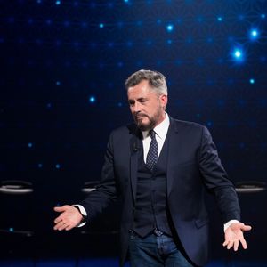 Si Bruno Guillon reprendra son jeu quotidien "Tout le monde a son mot à dire", le nom de son successeur à "Fort Boyard" reste inconnu.

Exclusif - Olivier Minne - Enregistrement de l'émission "La Boîte à secrets 4" à Paris, présentée par F.Bollaert, et diffusée le 10 avril sur France 3. Le 23 janvier 2020
© Tiziano Da Silva / Bestimage
