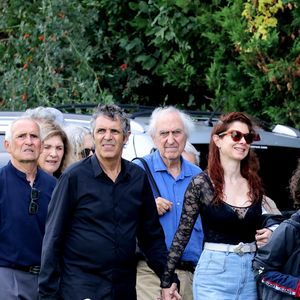 Julien Clerc et sa femme Hélène Grémillon aux obsèques civiles du journaliste Gérard Leclerc au cimetière des Trois-Moutiers à Loudun, dans la Vienne, France, le 24 août 2023; dont son père avait longtemps été le maire et où il avait lui-même siégé au conseil municipal. Le journaliste est mort dans un accident d'avion touristique qui s'est écrasé le 15 août. © Dominique Jacovides/Bestimage