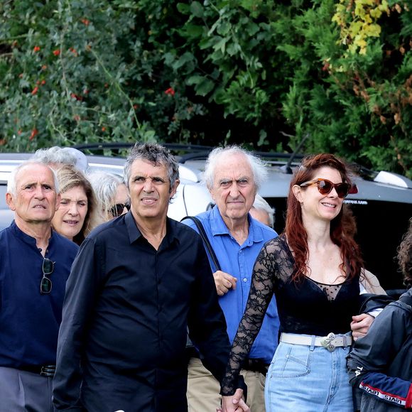 Julien Clerc et sa femme Hélène Grémillon aux obsèques civiles du journaliste Gérard Leclerc au cimetière des Trois-Moutiers à Loudun, dans la Vienne, France, le 24 août 2023; dont son père avait longtemps été le maire et où il avait lui-même siégé au conseil municipal. Le journaliste est mort dans un accident d'avion touristique qui s'est écrasé le 15 août. © Dominique Jacovides/Bestimage