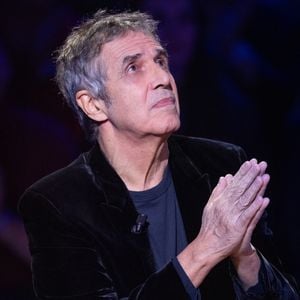 Exclusif - Julien Clerc lors de l'enregistrement de l'émission "La Boîte à secrets", présentée par F.Bollaert et diffusée le 2 janvier 2026 sur France 3, dans les studios du Lendit à Saint-Denis, France, le 1er décembre 2025. © Cyril Moreau/Bestimage