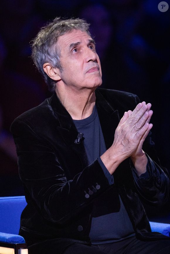 Exclusif - Julien Clerc lors de l'enregistrement de l'émission "La Boîte à secrets", présentée par F.Bollaert et diffusée le 2 janvier 2026 sur France 3, dans les studios du Lendit à Saint-Denis, France, le 1er décembre 2025. © Cyril Moreau/Bestimage