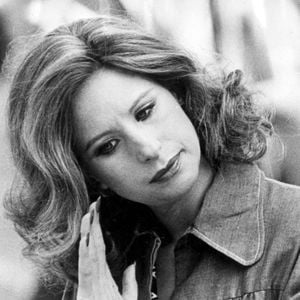 1er juillet 1974 - Los Angeles, CA, États-Unis - Barbra Streisand  se coiffant (Keystone USA Collection / Bestimage).