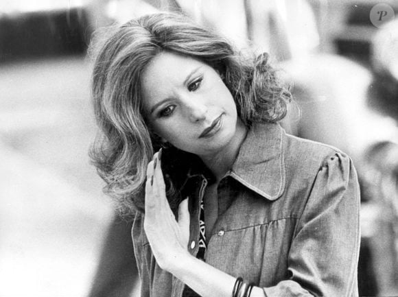 1er juillet 1974 - Los Angeles, CA, États-Unis - Barbra Streisand  se coiffant (Keystone USA Collection / Bestimage).