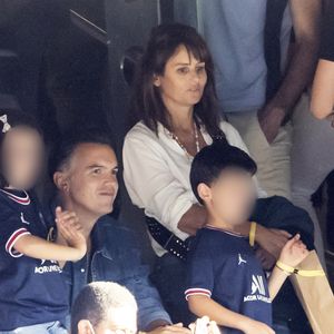 Faustine Bollaert, son mari Maxime Chattam et leurs enfants Abbie et Peter sont en tribune lors de la rencontre de football Paris Saint Germain PSG contre Clermont (4-0) au Parc des Princes à Paris le 11 septembre 2021. (AGENCE / BESTIMAGE).