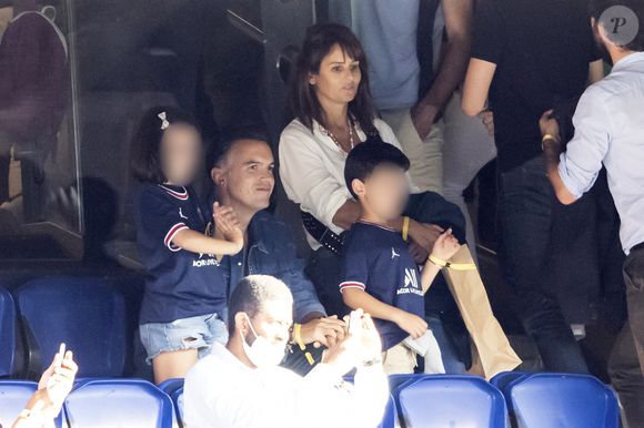Faustine Bollaert, son mari Maxime Chattam et leurs enfants Abbie et Peter sont en tribune lors de la rencontre de football Paris Saint Germain PSG contre Clermont (4-0) au Parc des Princes à Paris le 11 septembre 2021. (AGENCE / BESTIMAGE).