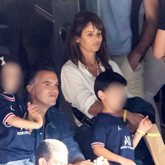 Faustine Bollaert, son mari Maxime Chattam et leurs enfants Abbie et Peter sont en tribune lors de la rencontre de football Paris Saint Germain PSG contre Clermont (4-0) au Parc des Princes à Paris le 11 septembre 2021. (AGENCE / BESTIMAGE).