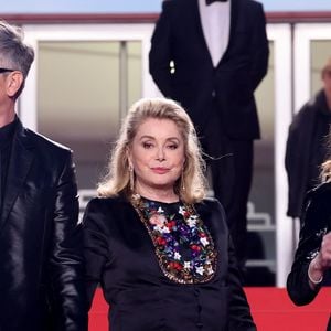 Benjamin Biolay, Catherine Deneuve et sa fille Chiara Mastroianni - Descente des marches du film " Marcello Mio " lors du 77ème Festival International du Film de Cannes, au Palais des Festivals à Cannes. Le 21 mai 2024© Jacovides-Moreau / Bestimage