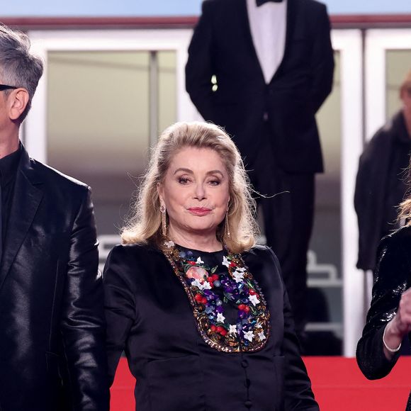 Benjamin Biolay, Catherine Deneuve et sa fille Chiara Mastroianni - Descente des marches du film " Marcello Mio " lors du 77ème Festival International du Film de Cannes, au Palais des Festivals à Cannes. Le 21 mai 2024© Jacovides-Moreau / Bestimage