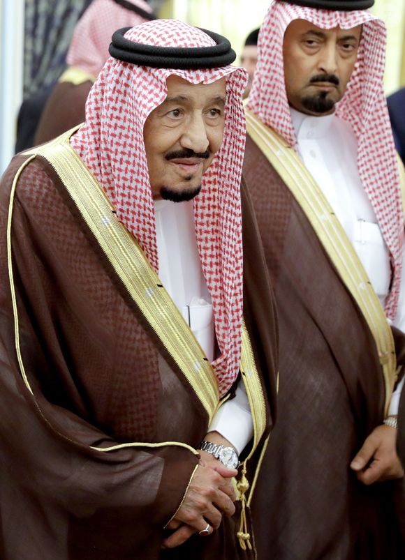 Le roi d'Arabie saoudite Salmane ben Abdelaziz Al Saoud reçoit le président russe Vladimir Poutine au palais royal à Riyad. Le 14 octobre 2019.