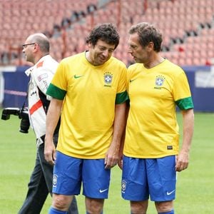 Les deux hommes ont d'ailleurs un passé commun parfois méconnu !
Patrick Bruel et Stephane Freiss - Exclusif - A l’initiative de Jean-Claude Darmon, président de l’association "Plus fort la vie", un match de football s’est déroulé au Parc des Princes opposant stars du spectacle et du sport à paris le 25 juin 2012. @RINDOFF-JACOVIDES / BESTIMAGE