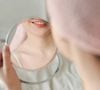 La peau du cou et du décolleté, fine et fragile, est souvent la grande négligée de nos rituels anti-âge.

La rédaction d'Ode propose 5 produits pour raffermir efficacement le cou et le décolleté.