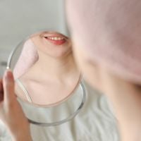 Le cou, grand négligé des routines beauté, vieillit deux fois plus vite que le visage : voici 5 produits (et un bonus) pour rattraper tout ça