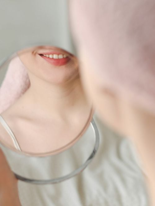 Le cou, grand négligé des routines beauté, vieillit deux fois plus vite que le visage : voici 5 produits (et un bonus) pour rattraper tout ça