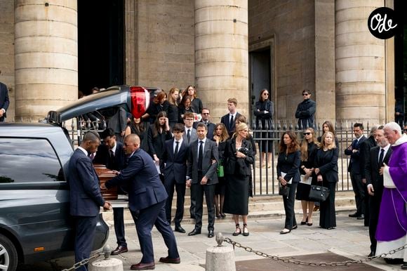 Guillaume Gallienne, Ian Gallienne, sa femme Ségolène Gallienne et leurs enfants, le Prince Pierre d'Arenberg et famille - Obsèques de Silvita Gallienne (née Baronne Silvita de Posch Pastor) en l'église Saint-Philippe du Roule à Paris le 9 juin 2026.
Agence / Bestimage