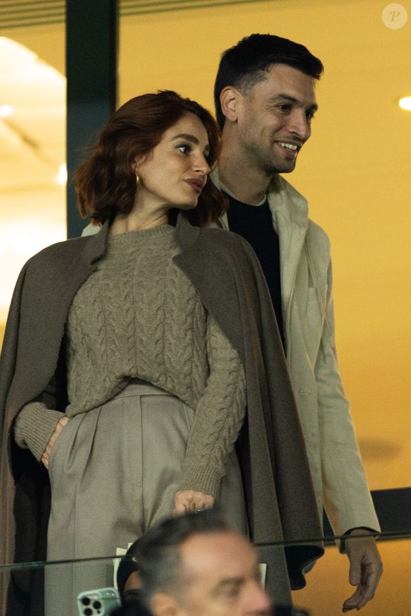 Javier Pastore et sa femme Chiara Picone - Célébrités dans les tribunes du match de 8ème de finale aller de la Ligue Des Champions 2025-2026 (LDC) "PSG - Chelsea (5-2)" au Parc des Princes à Paris le 11 mars 2026. © Cyril Moreau/Bestimage