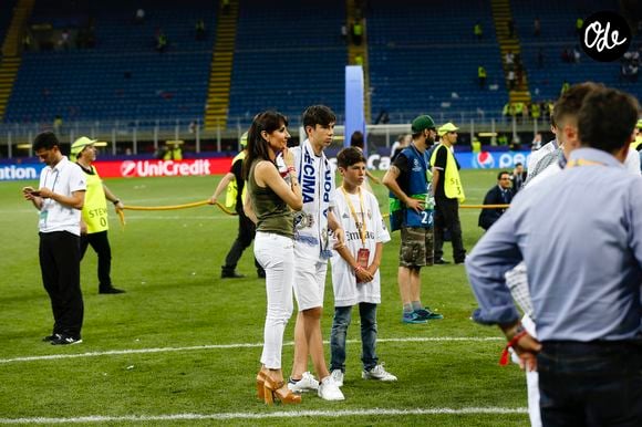 Après avoir fait ses armes à l'étranger, le prometteur défenseur s'apprête à faire son grand retour en France, dans un nouveau club.

Véronique Zidane et ses enfants Elyaz et Théo - Le Real Madrid de Zinédine Zidane remporte la Ligue des champions aux tirs au buts face à l'Atlético de Madrid, à Milan le 28 mai 2016.

© Bestimage