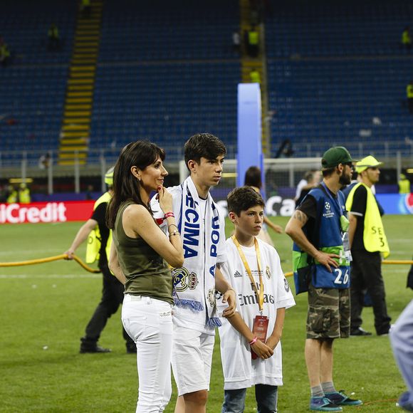 Après avoir fait ses armes à l'étranger, le prometteur défenseur s'apprête à faire son grand retour en France, dans un nouveau club.

Véronique Zidane et ses enfants Elyaz et Théo - Le Real Madrid de Zinédine Zidane remporte la Ligue des champions aux tirs au buts face à l'Atlético de Madrid, à Milan le 28 mai 2016.

© Bestimage