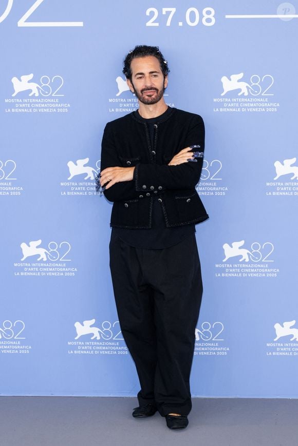 Marc Jacobs au photocall du film "Marc by Sofia" lors du 82ème Festival International du Film de Venise (La Mostra), Italie, le 2 septembre 2025. © Alfonso Catalano/SGP/Bestimage
