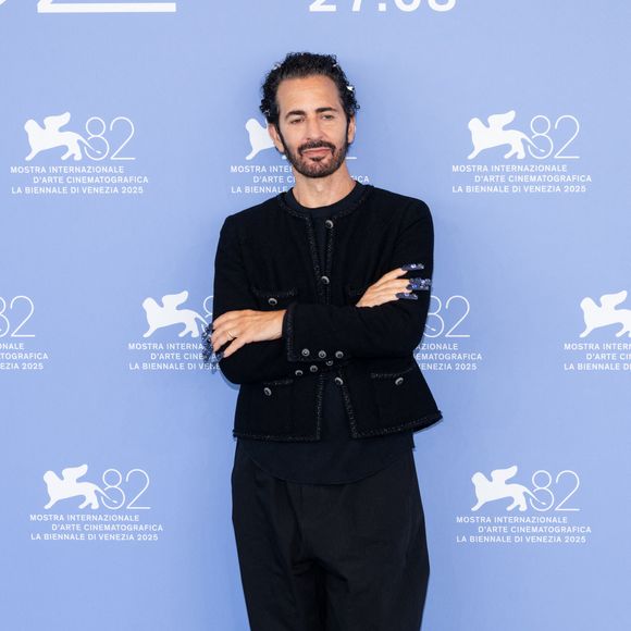 Marc Jacobs au photocall du film "Marc by Sofia" lors du 82ème Festival International du Film de Venise (La Mostra), Italie, le 2 septembre 2025. © Alfonso Catalano/SGP/Bestimage