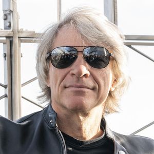 Face au public, l'interprète de "Livin' On a Prayer" a tenu à rassurer ses admirateurs : "Ne jetez pas vos billets, je vais trouver une solution, d'accord, n'ayez pas peur. Gardez-les, je vais trouver comment reprogrammer ce concert." 

Jon Bon Jovi illumine l'Empire State Building à New York City, New York, Etats-Unis, le 15 septembre 2023. ©  © Ron Adar/TheNEWS2/ZUMA Press/Bestimage