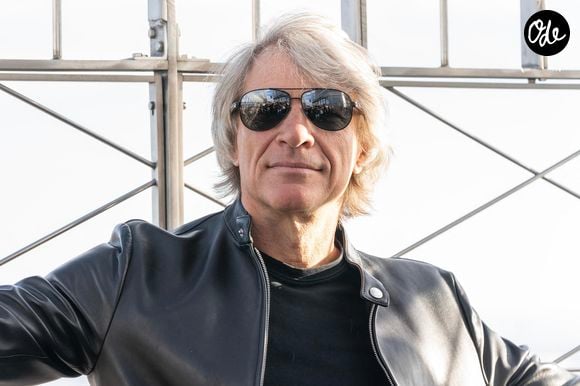 Face au public, l'interprète de "Livin' On a Prayer" a tenu à rassurer ses admirateurs : "Ne jetez pas vos billets, je vais trouver une solution, d'accord, n'ayez pas peur. Gardez-les, je vais trouver comment reprogrammer ce concert." 

Jon Bon Jovi illumine l'Empire State Building à New York City, New York, Etats-Unis, le 15 septembre 2023. ©  © Ron Adar/TheNEWS2/ZUMA Press/Bestimage