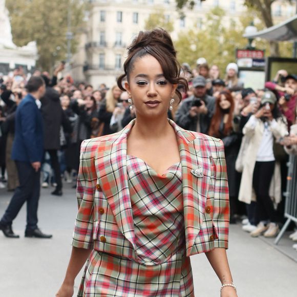 Léna Situations (Léna Mahfouf) - Arrivées au défilé Vivienne Westwood Womenswear Printemps / Ete 2025 dans le quartier République à Paris, France, le 28 septembre 2024. © Christophe Clovis / Bestimage
