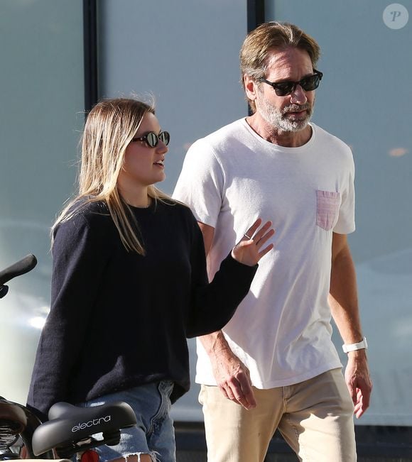Il s'agit de David Duchovny et sa bien-aimée Monique Pendleberry.

David Duchovny et sa compagne Monique Pendleberry se baladent à Santa Monica le 7 novembre 2024.

Photo : Broadimage / Bestimage