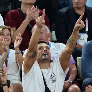 Laure Manaudou, Florent Manaudou et sa compagne Lola Dumenil, Zinedine Zidane - Les célébrités en tribunes pendant l'épreuve de basketball de Demi-Finale opposant la France à l'Allemagne lors des Jeux Olympiques de Paris 2024 (JO) à l'Arena Bercy, à Paris, France, le 8 août 2024. © Jacovides-Perusseau/Bestimage