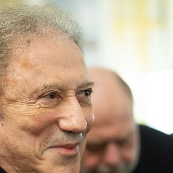 Michel Drucker - Rachida Dati remet à Chantal Ladesou les insignes de Chevalier de la Légion d'Honneur au ministère de la Culture à Paris le 2 février 2026.

© Cyril Moreau / Bestimage