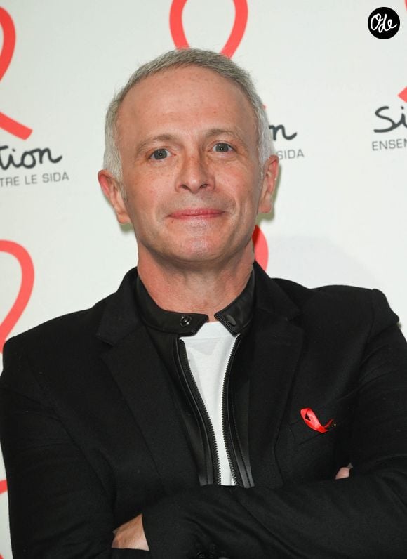 L'animateur partage la vie d'une femme baptisé Helen avec qui il s'est marié en 2015

Samuel Etienne - Soirée de lancement du Sidaction 2022 à la salle Wagram à Paris le 7 mars 2022. © Coadic Guirec/Bestimage
