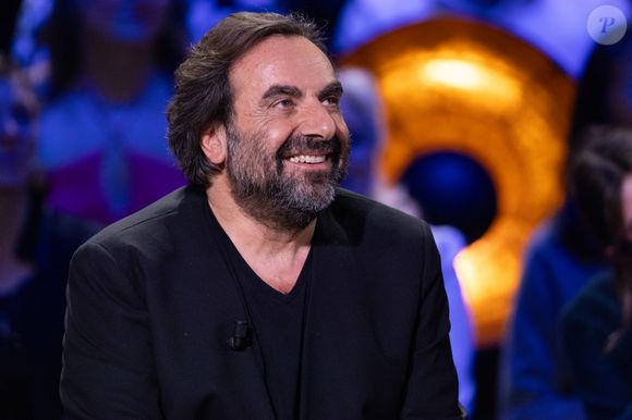 Exclusif - André Manoukian lors de l'enregistrement de l'émission "La Boîte à secrets", présentée par F.Bollaert et diffusée le 16 janvier 2026 sur France 3, dans les studios du Lendit à Saint-Denis, France, le 16 décembre 2025. © Cyril Moreau/Bestimage