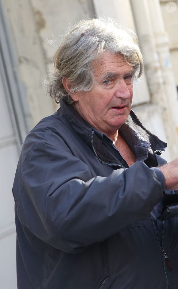 Ce qu'il préfère, lui, c'est la Bretagne

Olivier de Kersauson - Arrivées des people à la radio Europe1 à Paris le 14 avril 2016.