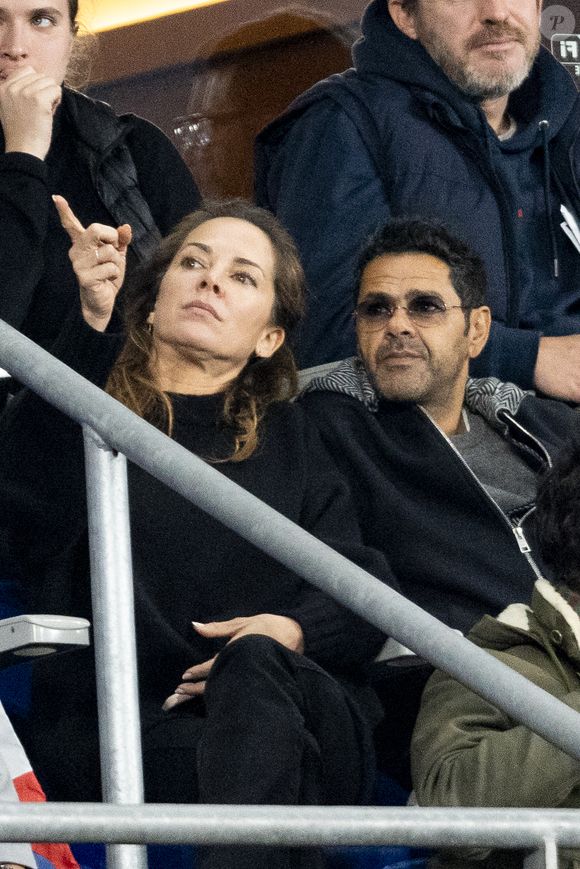 Jamel Debbouze avec sa femme Mélissa Theuriau - Célébrités dans les tribunes du quart de finale de la Ligue des Nations de l'UEFA 2025 "France - Croatie (2-0 / tab 5-4)" au Stade de France à Saint-Denis le 23 mars 2025. © Cyril Moreau/Bestimage