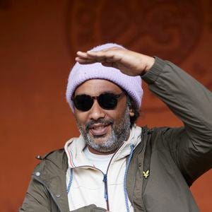 Bruno Beausir, de son vrai nom, confie d'ailleurs que l'idée de ce retour sur scène ne vient pas de lui et qu'on est "venu [le] chercher".


Doc Gynéco au village (night session) lors des Internationaux de France de tennis de Roland Garros 2024, à Paris, France, le 31 mai 2024. © Jacovides-Moreau/Bestimage