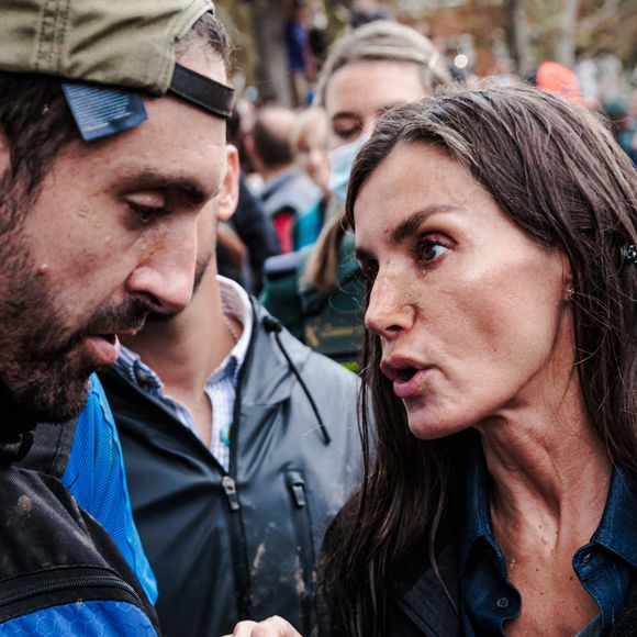 Inondations meurtrières dans le Sud de l'Espagne: le roi Felipe VI, la reine Letizia d’Espagne et la Premier Ministre Pedro Sanchez accueillis au cri d’« assassins ! » par une foule en colère