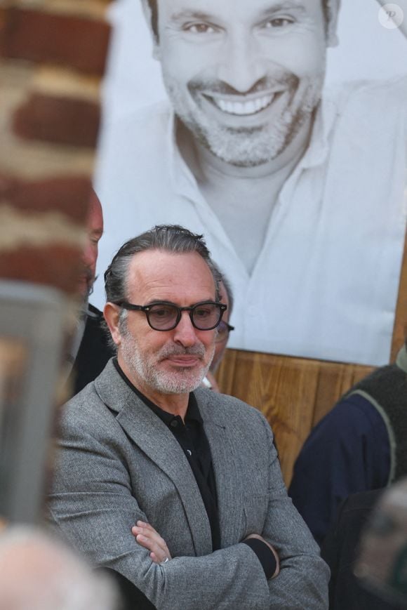 Jean Dujardin - Arrivées aux obsèques de Bruno Salomone en l'église Sainte-Anne de Polangis de Joinville-le-Pont (Val-de-Marne) le 23 mars 2026. © Cyril Moreau - Dominique Jacovides / Bestimage