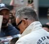 À 75 ans, Bruce Springsteen est loin d'avoir dit son dernier mot.
Bruce Springsteen au Manchester Hotel avec ses fans Backgrid UK/ Bestimage