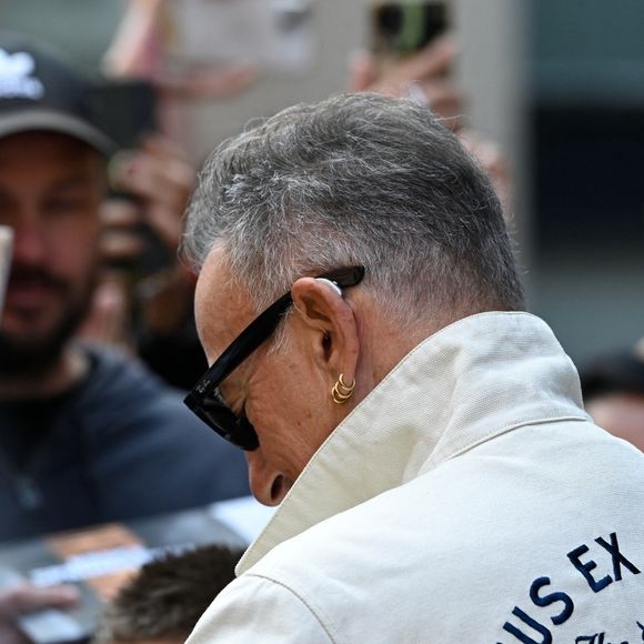 À 75 ans, Bruce Springsteen est loin d'avoir dit son dernier mot. 

Bruce Springsteen au Manchester Hotel avec ses fans Backgrid UK/ Bestimage