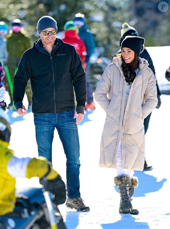 Le prince Harry, duc de Sussex et Meghan Markle, duchesse de Sussex, en visite au camp d'entrainement des athlètes des Invictus Games 2024 à Whistler en Colombie Britannique, le 14 février 2024. Backgrid UK/ Bestimage