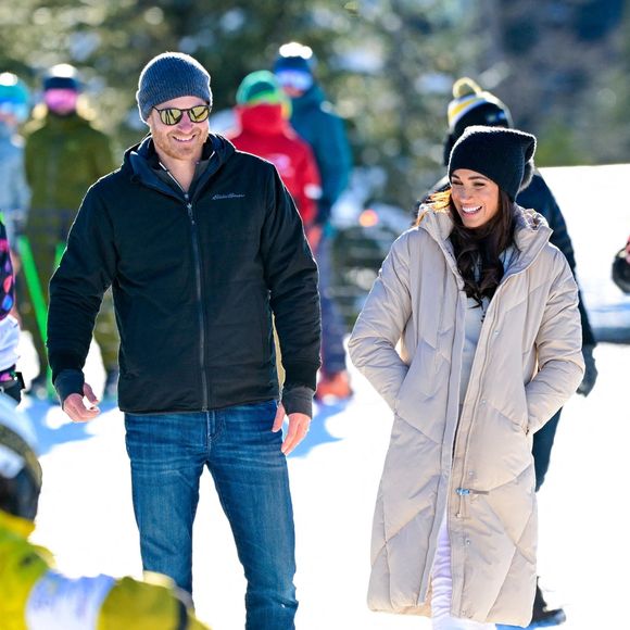 Le prince Harry, duc de Sussex et Meghan Markle, duchesse de Sussex, en visite au camp d'entrainement des athlètes des Invictus Games 2024 à Whistler en Colombie Britannique, le 14 février 2024. Backgrid UK/ Bestimage