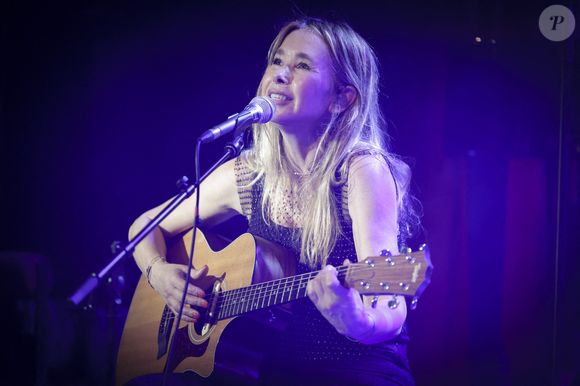 La chanteuse Romane Serda se produit en direct lors d'un concert aux Trois Baudets à Paris, France, le 27 juin 2025. Photo David Boyer/Abaca