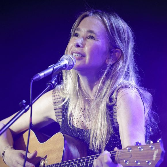 La chanteuse Romane Serda se produit en direct lors d'un concert aux Trois Baudets à Paris, France, le 27 juin 2025. Photo David Boyer/Abaca